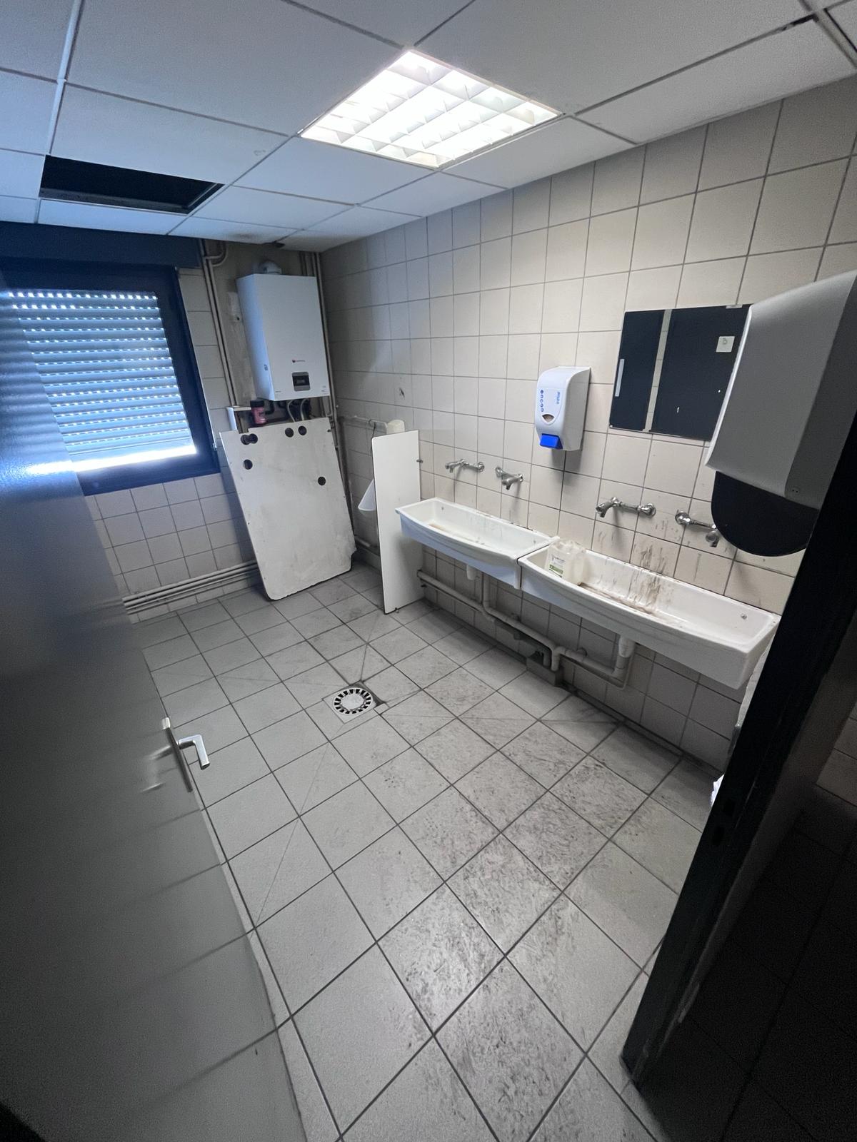 Salle sanitaire avant nettoyage